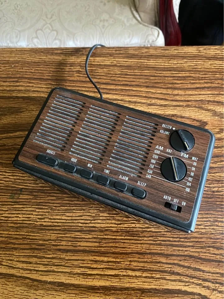 Vintage JiL JCR 352 AM Electronic Clock Radio – Woodgrain Retro - photo 2