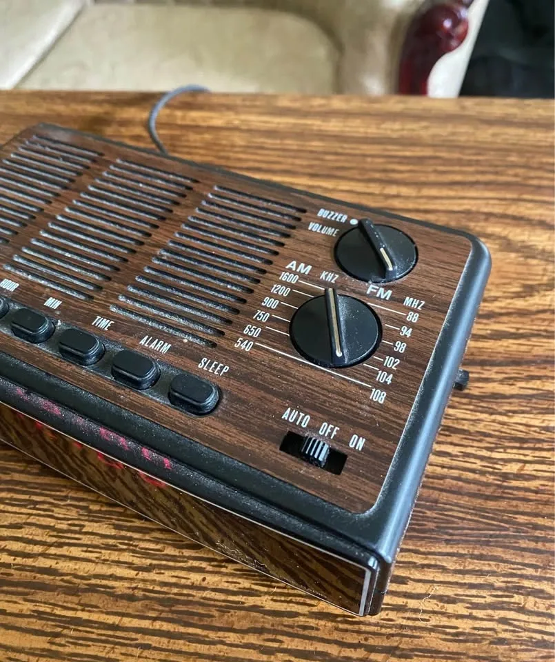 Vintage JiL JCR 352 AM Electronic Clock Radio – Woodgrain Retro - photo 3