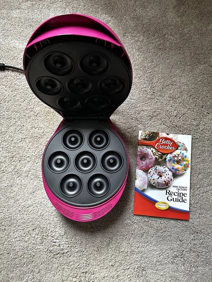 Betty Crocker Mini Donut Factory – 7 Donut Maker with Box