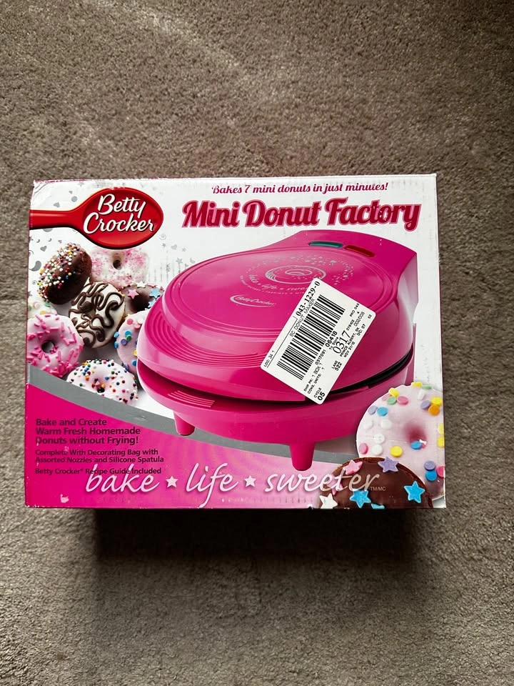 Betty Crocker Mini Donut Factory – 7 Donut Maker with Box - photo 2