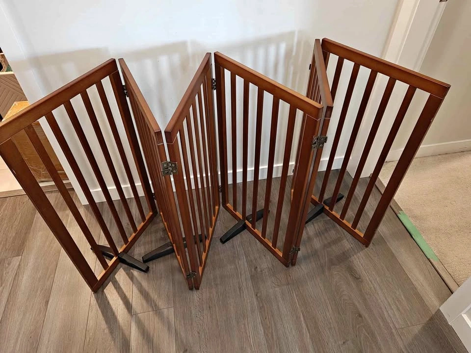 Mino Kesper Dog Gate 32" Tall Foldable Freestanding Pet Gate