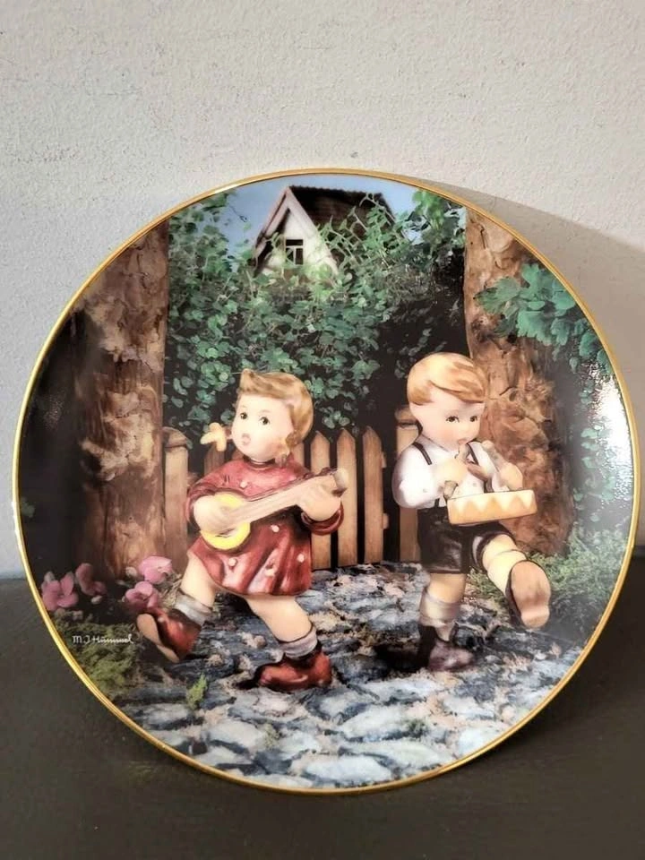 Goebel Hummel Collector Plates Set of 11 - photo 3