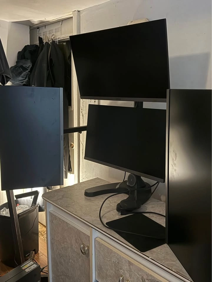 4 Samsung Monitors + CPU | Moving Sale - photo 2