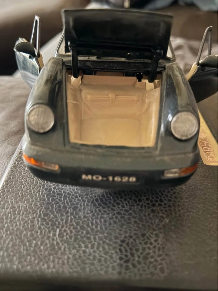 Porsche 911 Carrera 4 Cabriolet Model Car - photo 2