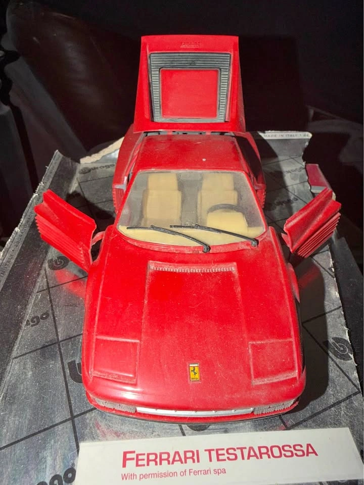 Bburago Ferrari Testarossa 1/18 Diecast Model