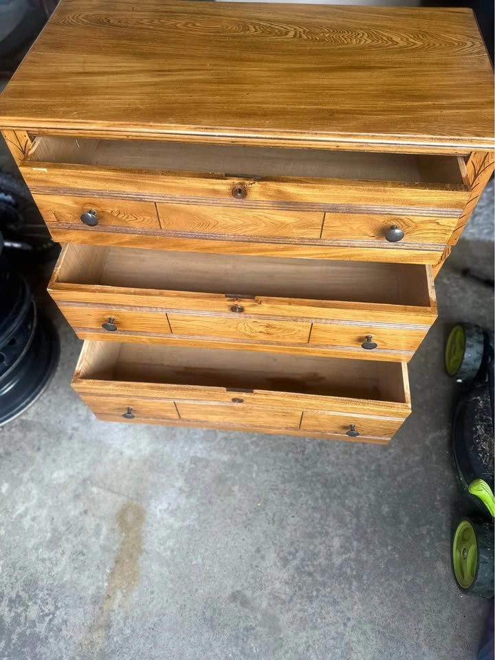 Vintage 3-Drawer Wooden Dresser - photo 5