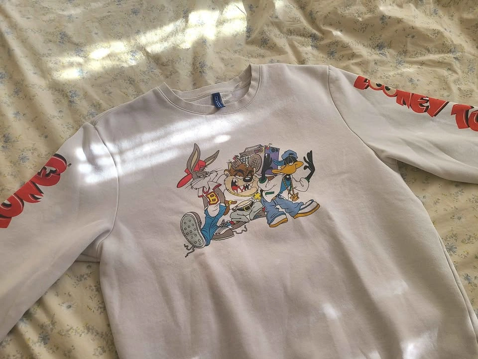 White sweatshirt with a large graphic print of Looney Tunes - photo 3
