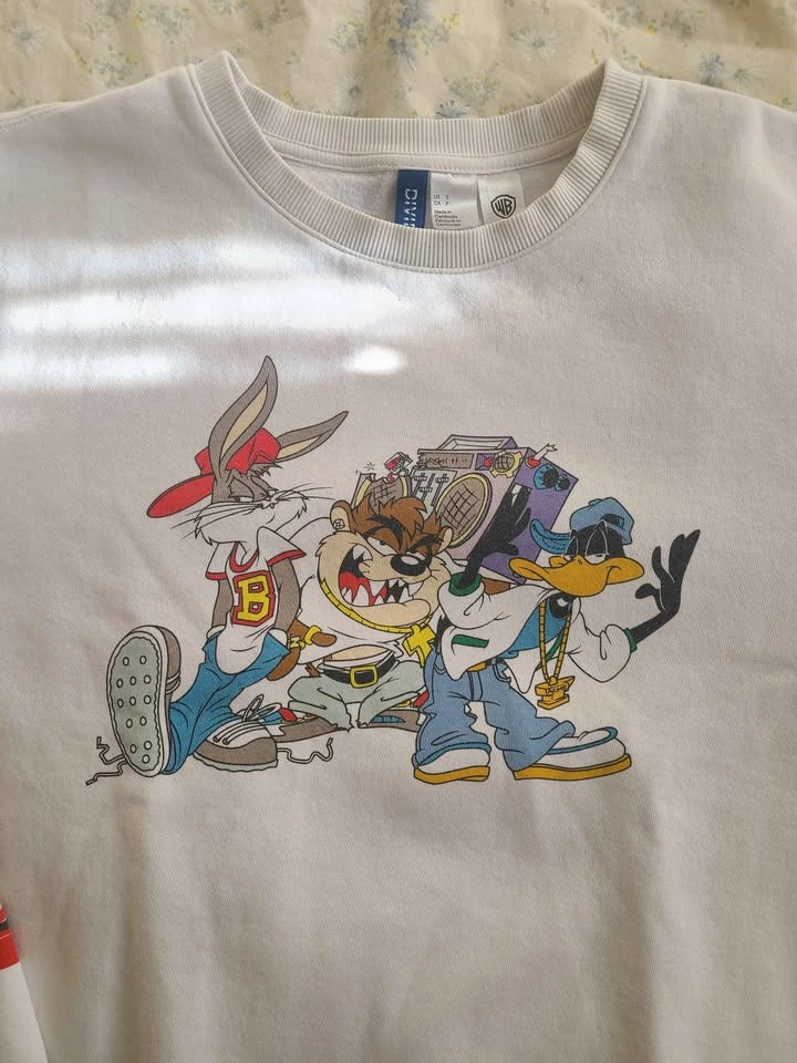 White sweatshirt with a large graphic print of Looney Tunes - photo 4