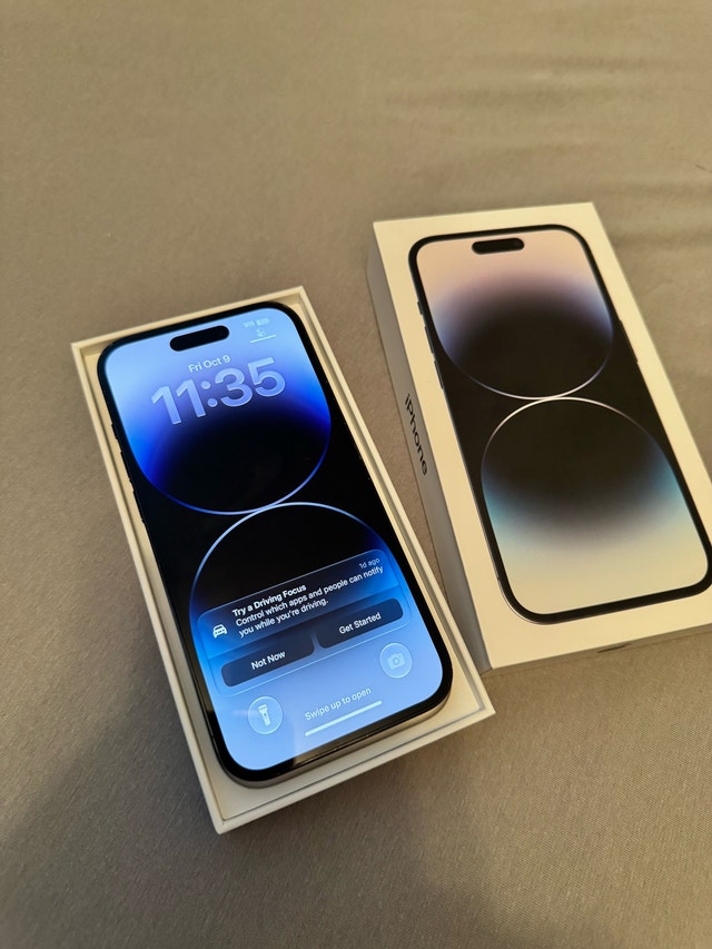 iPhone 14 Pro + box - like new