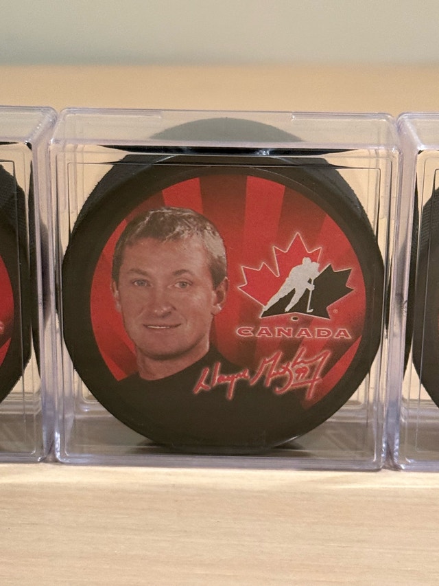 Team Canada Hockey Player Collector Pucks - photo 4