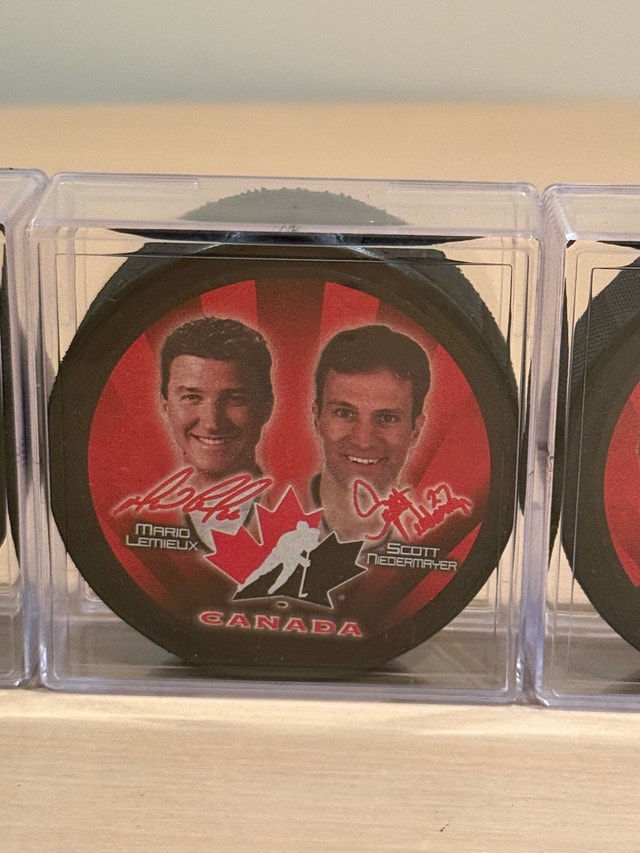 Team Canada Hockey Player Collector Pucks - photo 5