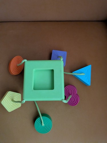 Fat Brain Toys OombeeCube Baby Shape Sorter 6 Tethered Shapes - photo 2