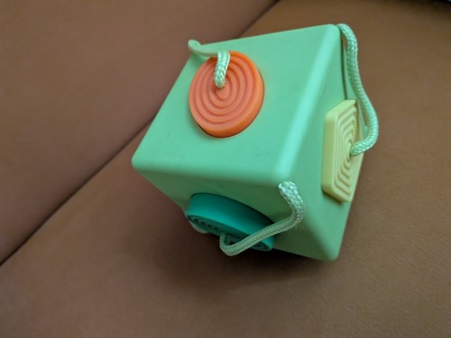 Fat Brain Toys OombeeCube Baby Shape Sorter 6 Tethered Shapes - photo 4