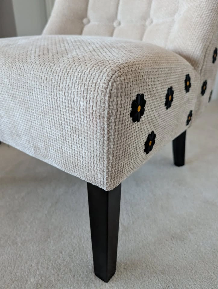 Reimagined Beige Accent Chair – Perfect Condition - photo 4