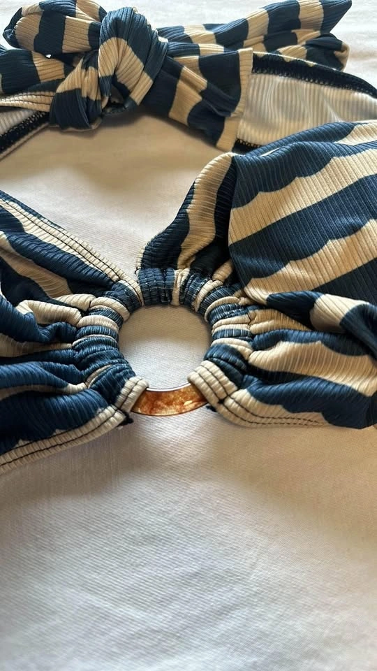 PrettyLittleThing O Ring Tie Back Bandeau Bikini Top - photo 4