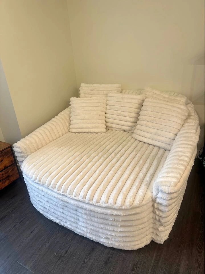 Oversize lounge chair/couch