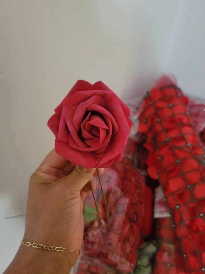 Artificial Red Rose Flower Panels (3.5 sqm) & Tulle Bundle - photo 3