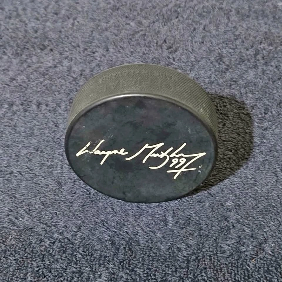 Wayne Gretzky No. 99 Okanagan Winery Souvenir Puck — Collectible - photo 2