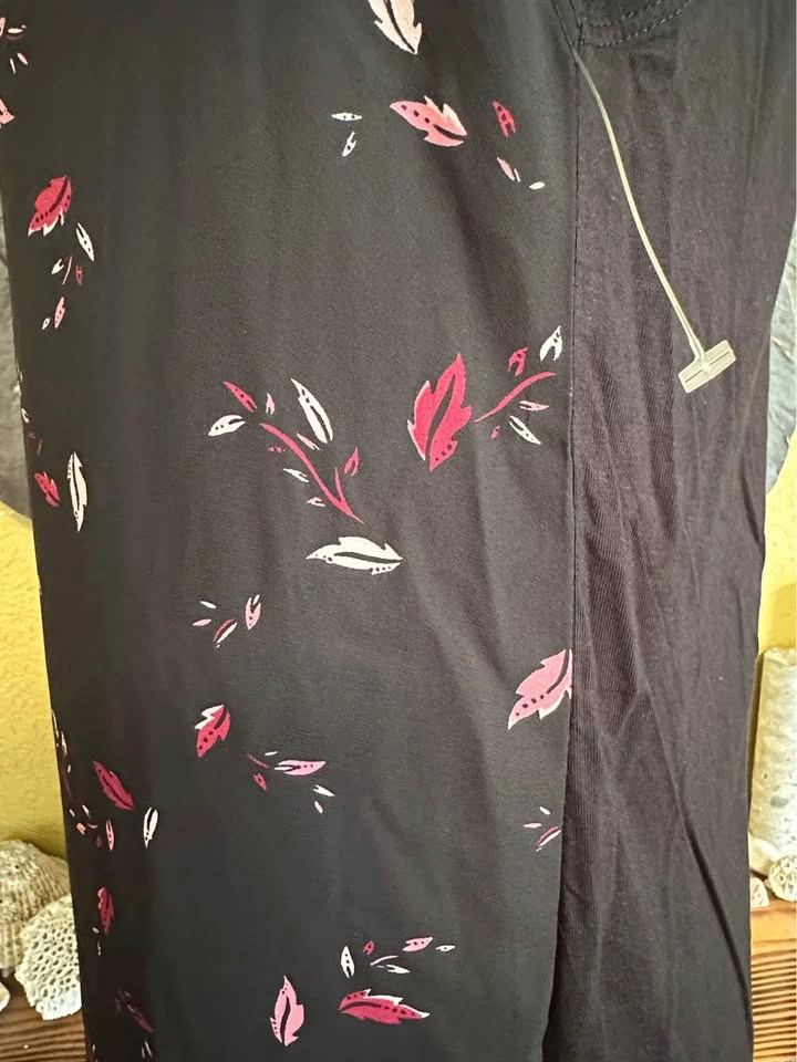 Reitmans Floral Black Top - photo 3