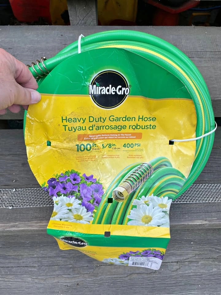 New - Miracle-Gro Heavy Duty Garden Hose 100' x 5/8"