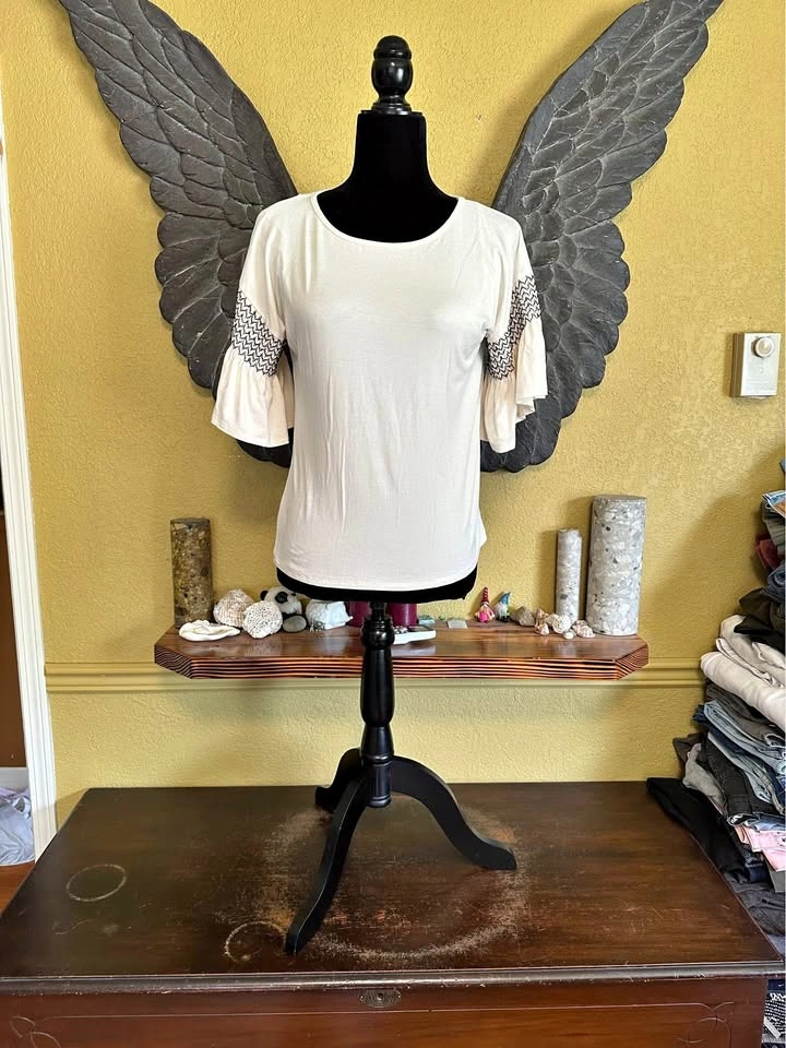 Vince Camuto Top with fancy Sleeves