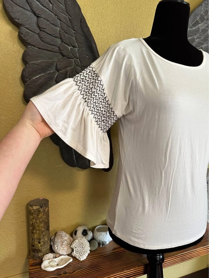 Vince Camuto Top with fancy Sleeves - photo 2