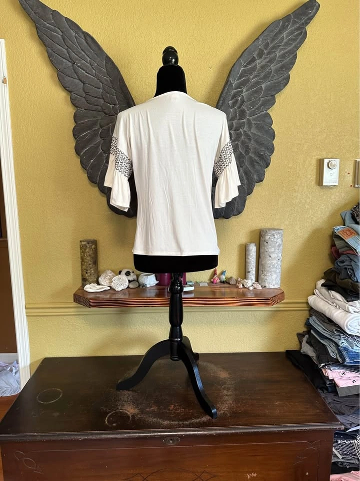 Vince Camuto Top with fancy Sleeves - photo 4