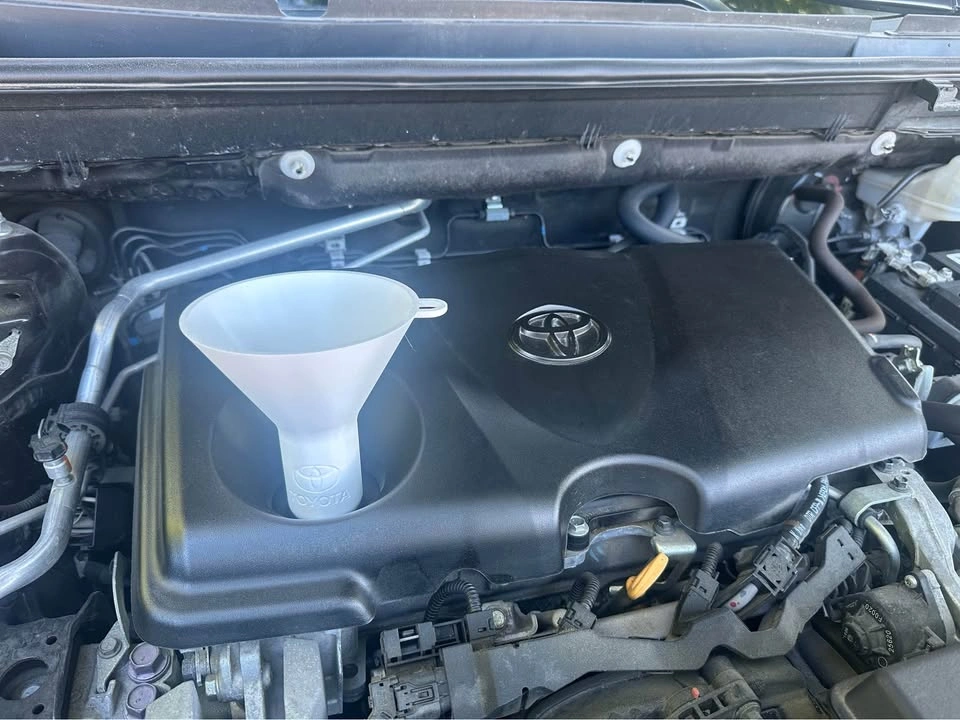 Toyota and Lexus Screw On Oil Funnel (Mess Free Oil Changes) - photo 2