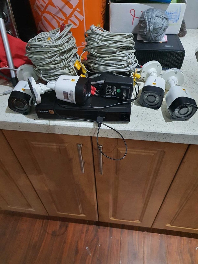 Defender DVR HD 1080P with 4 security cameras