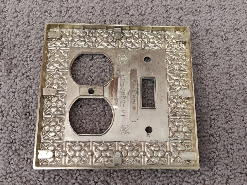 Combination Outlet Wallplate - Toggle Switch & Duplex Receptacle - photo 2