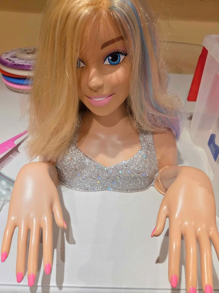 Barbie Deluxe Styling Head with Accessories - photo 2