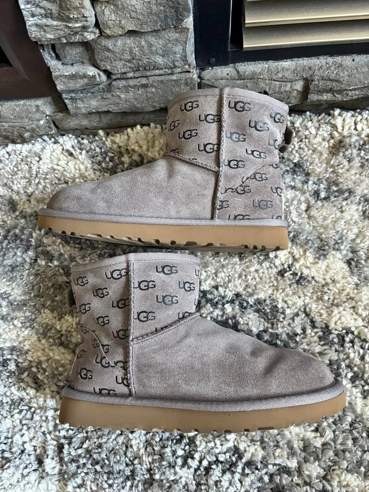 UGG Classic Mini Embossed Logo Boots-size 6