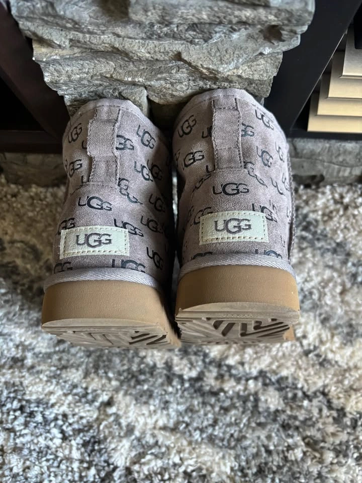 UGG Classic Mini Embossed Logo Boots-size 6 - photo 3