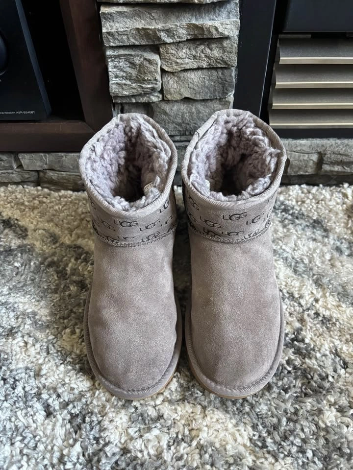 UGG Classic Mini Embossed Logo Boots-size 6 - photo 5