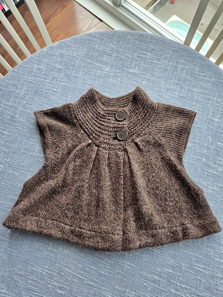 Cropped sweater vest/capelet