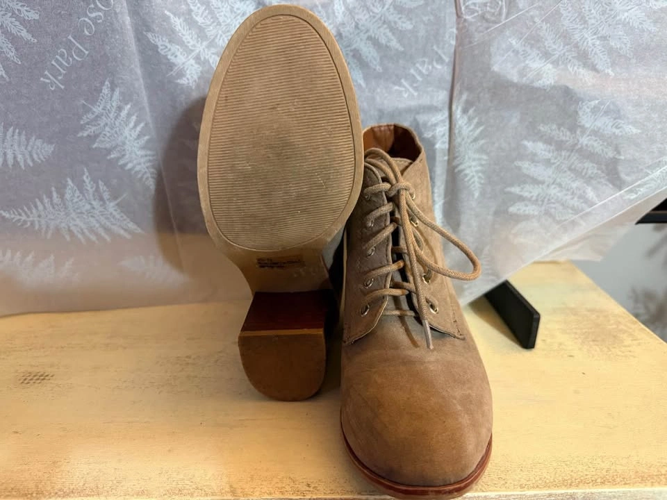 Suede like heeled booties size 7.5 - photo 4