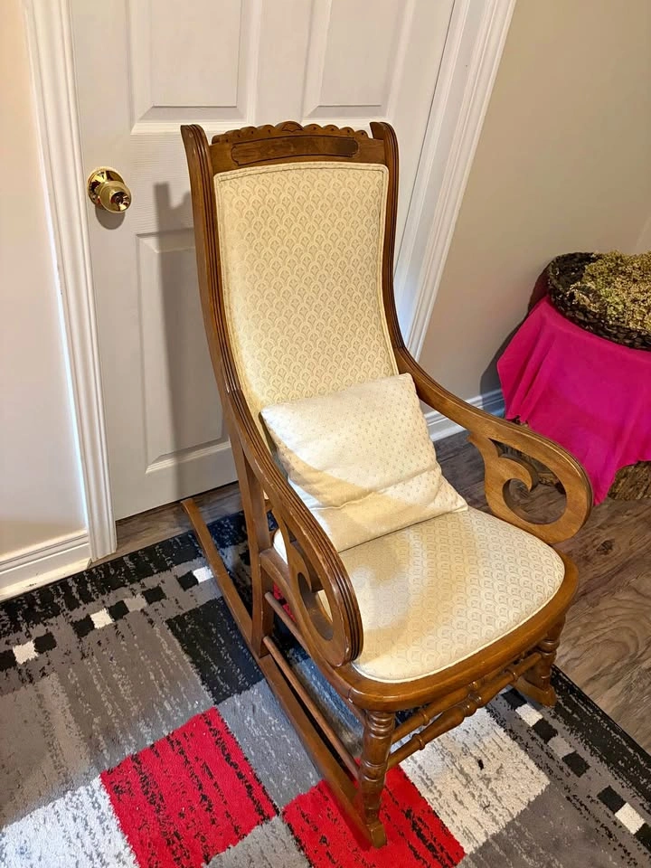 Chair/ Rocking Chair