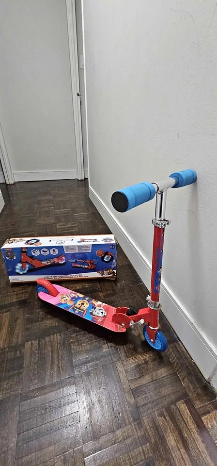 Paw Patrol Light-Up 2-Wheel Scooter