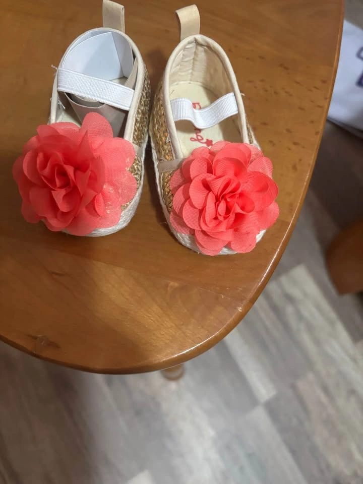 Baby Girl Gold Floral Shoes 🌸 - photo 2