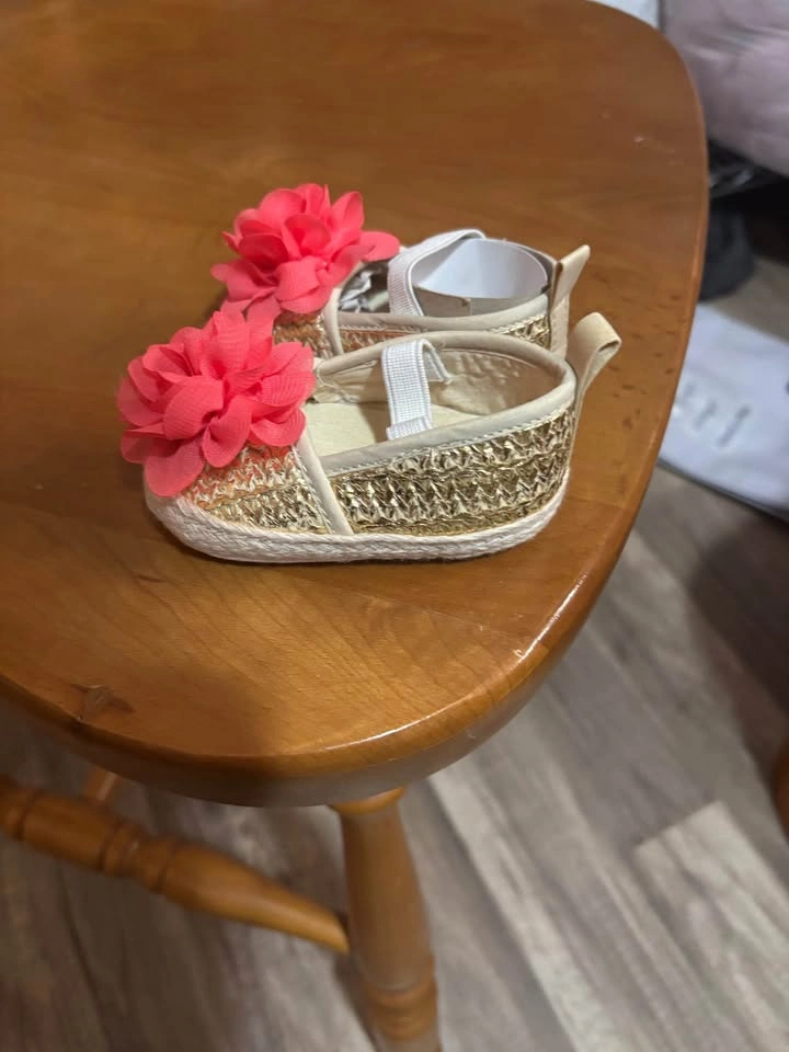 Baby Girl Gold Floral Shoes 🌸 - photo 3