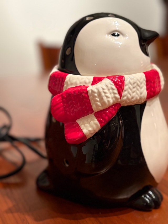 Retired Scentsy Penguin Wax Warmer - photo 4