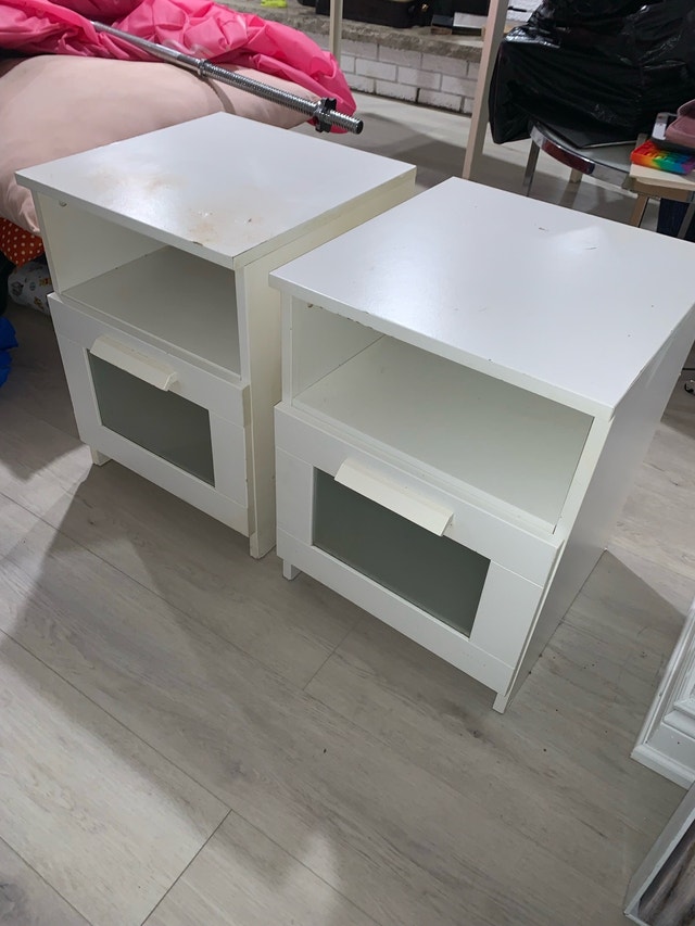 Set of two white nightstands - photo 2