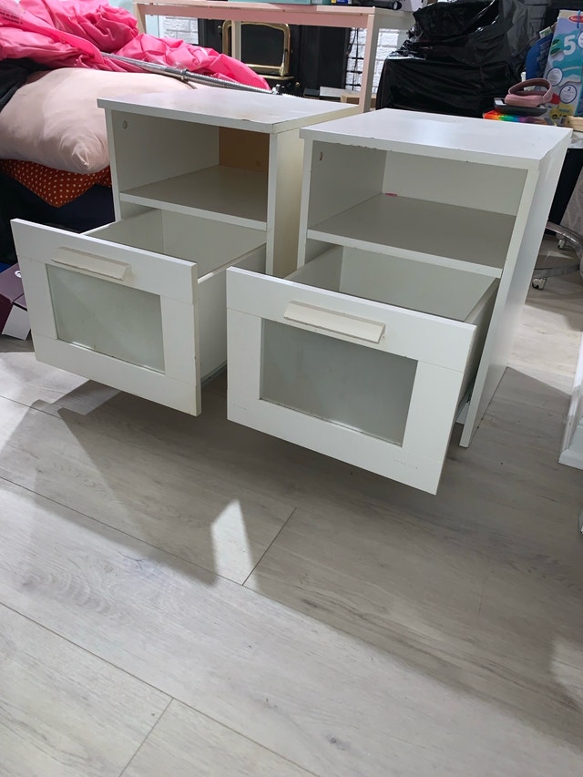 Set of two white nightstands - photo 4