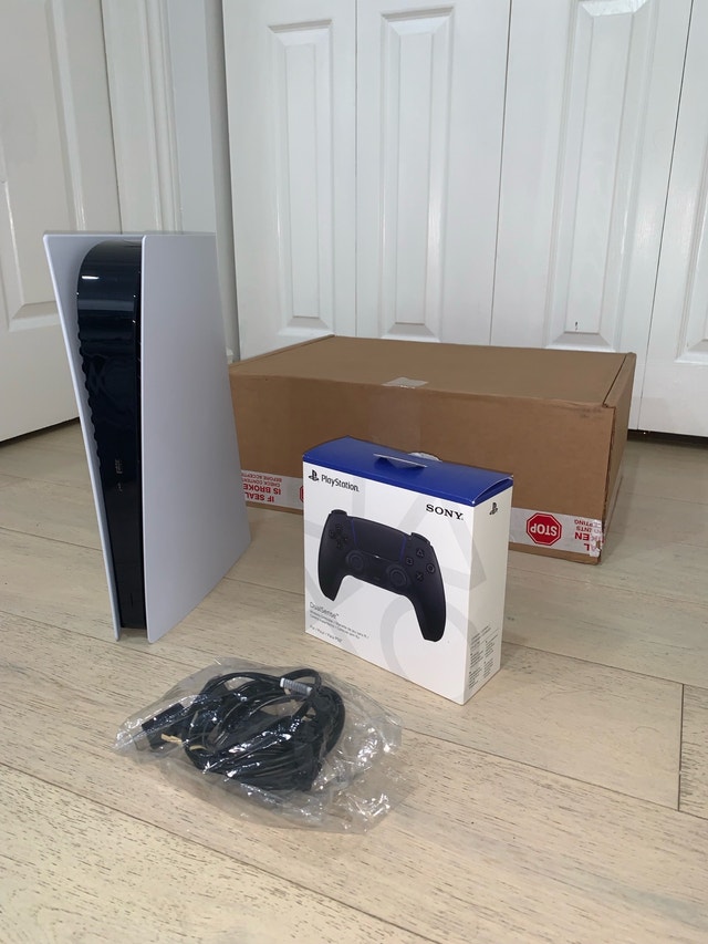 PS5 Digital Edition Like New +Warranty - photo 4