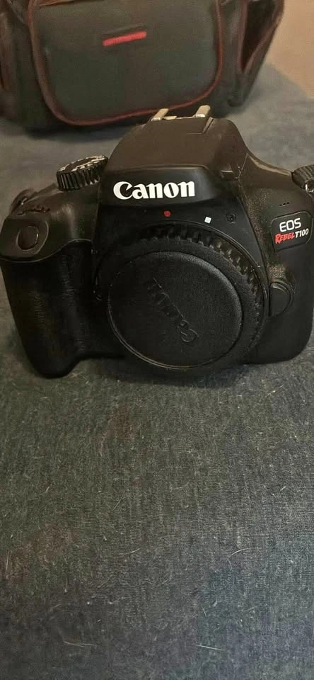 Canon EOS T100 + Kit Lens + camera bag