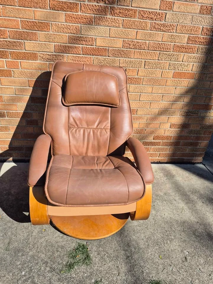 Recliner with worn faux leather - photo 2