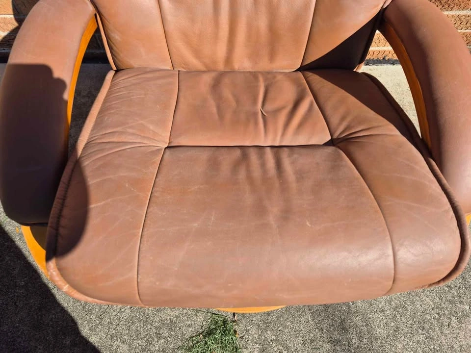 Recliner with worn faux leather - photo 3