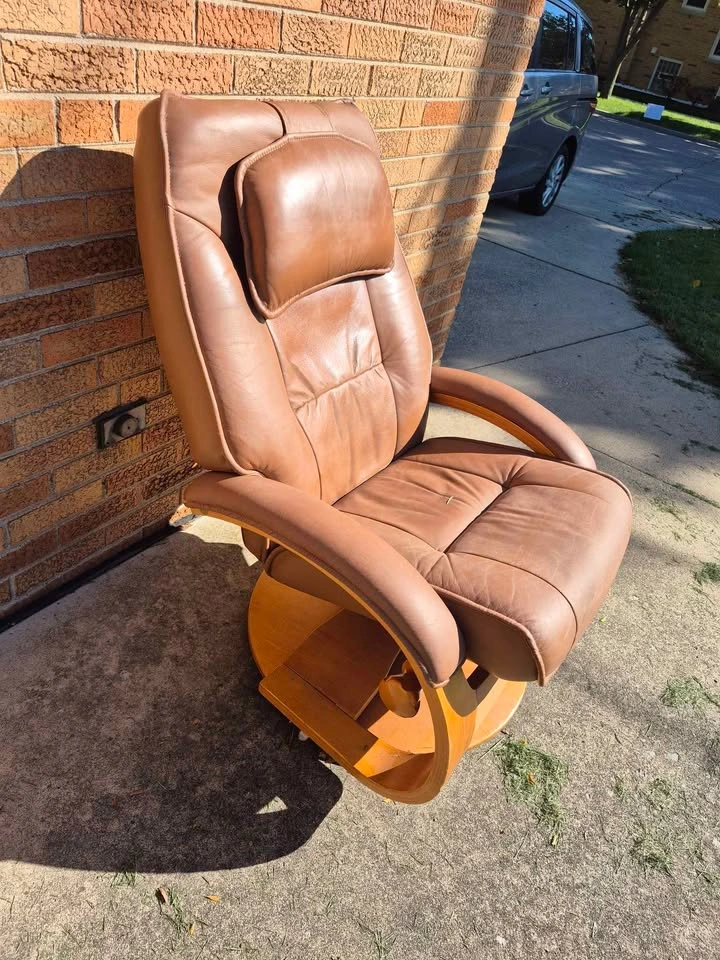 Recliner with worn faux leather - photo 4