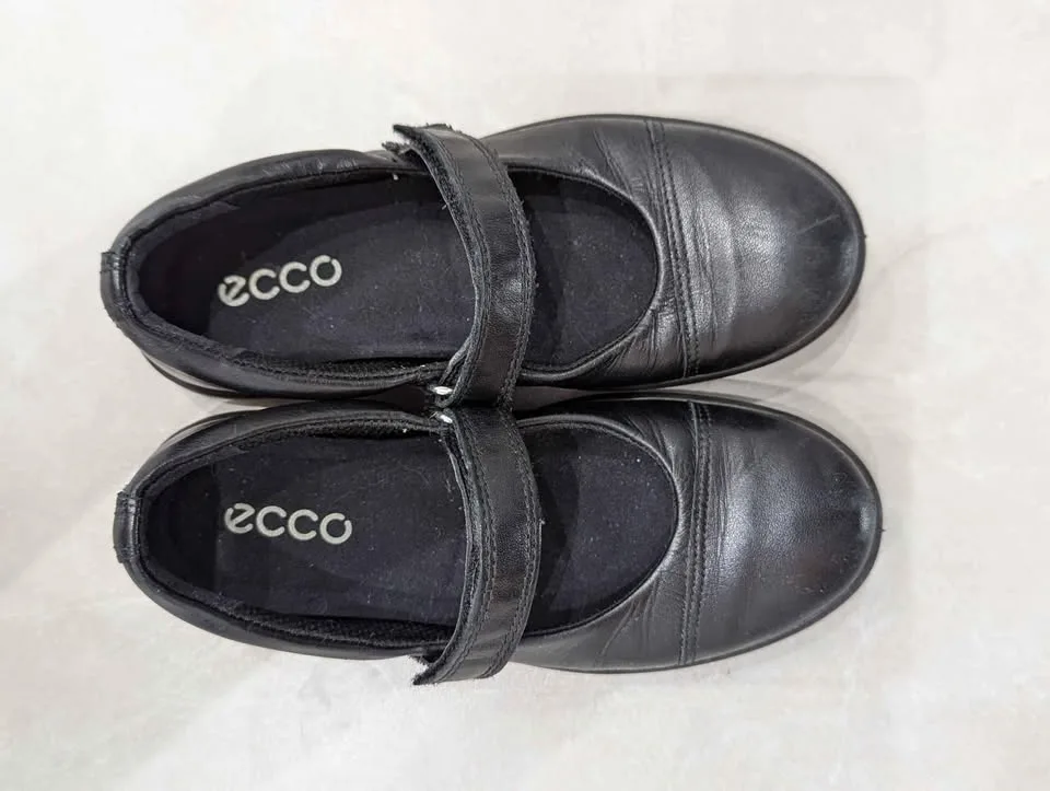 Girls Ecco mary jane black shoes size 13 image indicator(2)