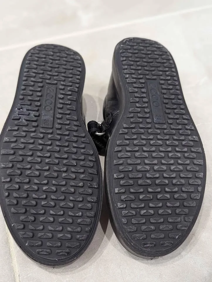 Girls Ecco mary jane black shoes size 13 image indicator(3)